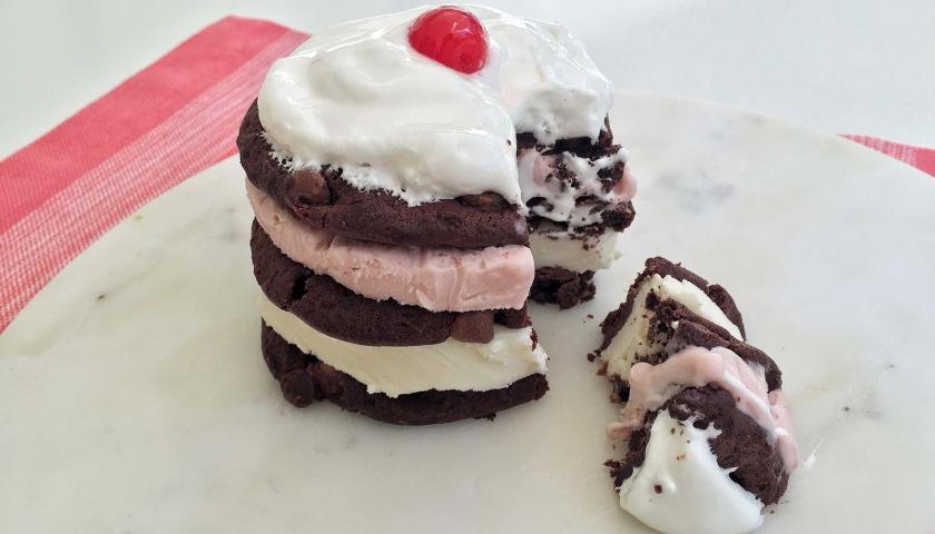 Mini Cookie Ice Cream Cake with Chocolate Cookies & Bananas